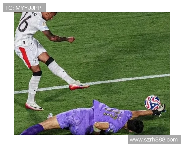 足球场上的咬人事件揭秘揭开明星球员背后的争议与故事 足球场上的咬人事件揭秘揭开明星球员背后的争议与故事